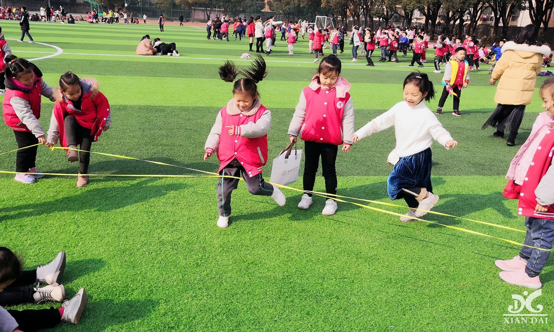 跳皮筋、丢手绢、踢毽子……南昌现代外国语学校玩起了传统游戏，速来围观！